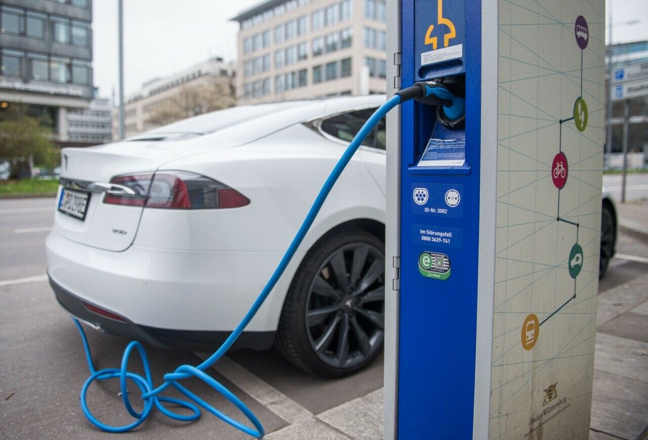 Auf bundesweit 11.000 Ladesäulen kommen ca. 90.000 bis 100.000 Elektrofahrzeuge