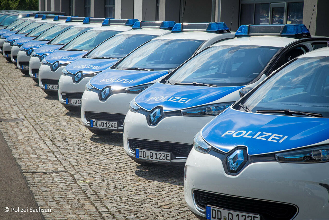 Auch die Polizei in Sachsen hat Anfang Juni 2016 44 Stromer in den Dienst genommen, viele davon stammen von Renault, einige von Mercedes