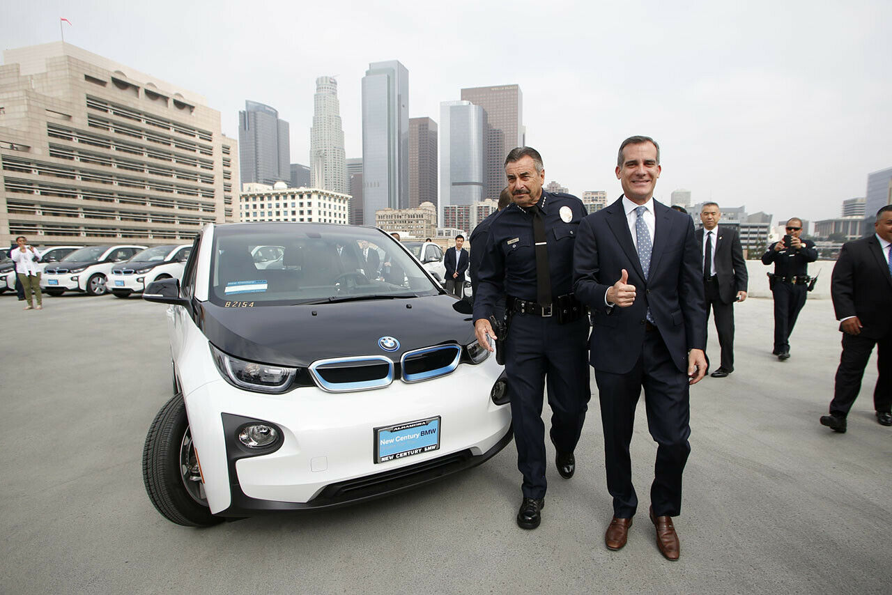 Bei der offiziellen Vorstellung der 100 BMW i3 fürs LAPD waren auch Bürgermeister Eric Garcetti (rechts) und Polizeichef Charlie Beck anwesend