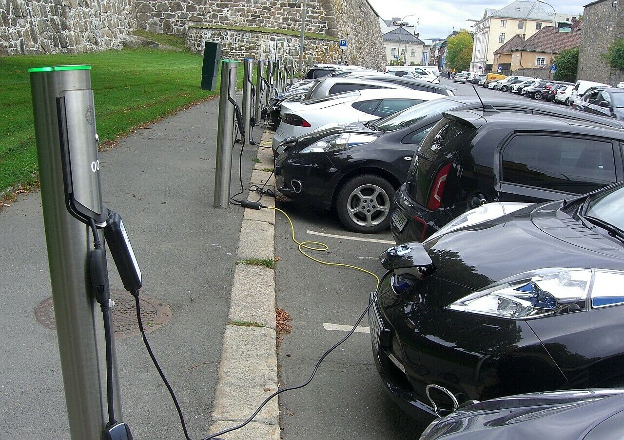 Elektro-Ladesäulen in Oslo (Norwegen): Zu wenige und zu langsame Lademöglichkeiten werden zum Problem im E-Auto-Wunderland