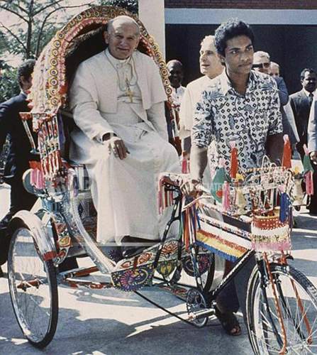 Auch Papst Johannes Paul II wählte lieber die Rikscha statt das Auto