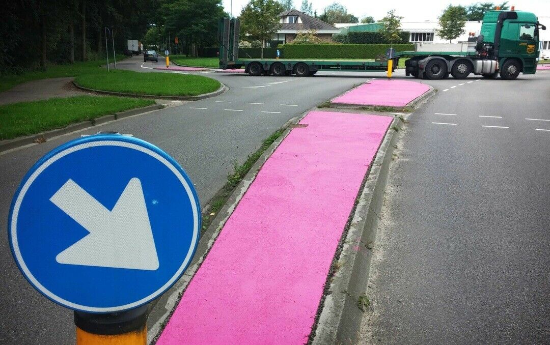 Pinke Verkehrsinseln in Wijchen: Ein niederländischer Beamter bestellte die falsche Farbe