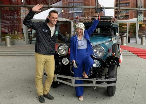 Die ehemalige Rallyefahrerin Heidi Hetzer startet mit ihrem Beifahrer und Navigator Jordane Schönfelder am Sonntag in Berlin