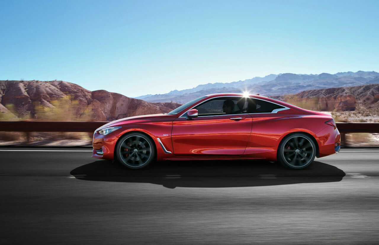 Der Infiniti Q60 ist etwas kürzer, breiter und deutlich niedriger als die Limousine Q50