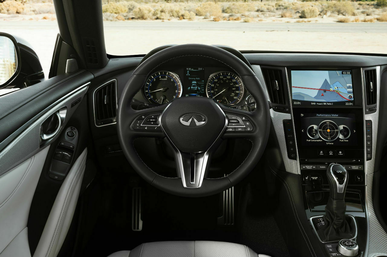 Armaturen und Bedienelemente des Q60 gleichen weitgehend der Limousine Q50