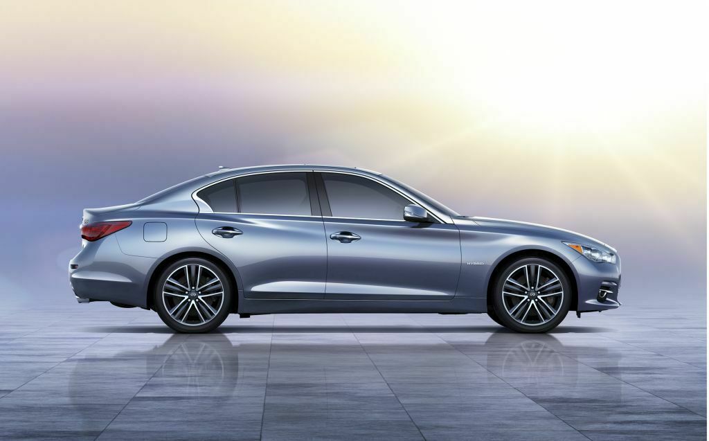 Die Front des Infiniti Q50 neigt sich gen Boden.