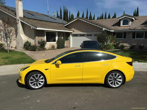 Gelb-yellow-tesla-model-3-side-view