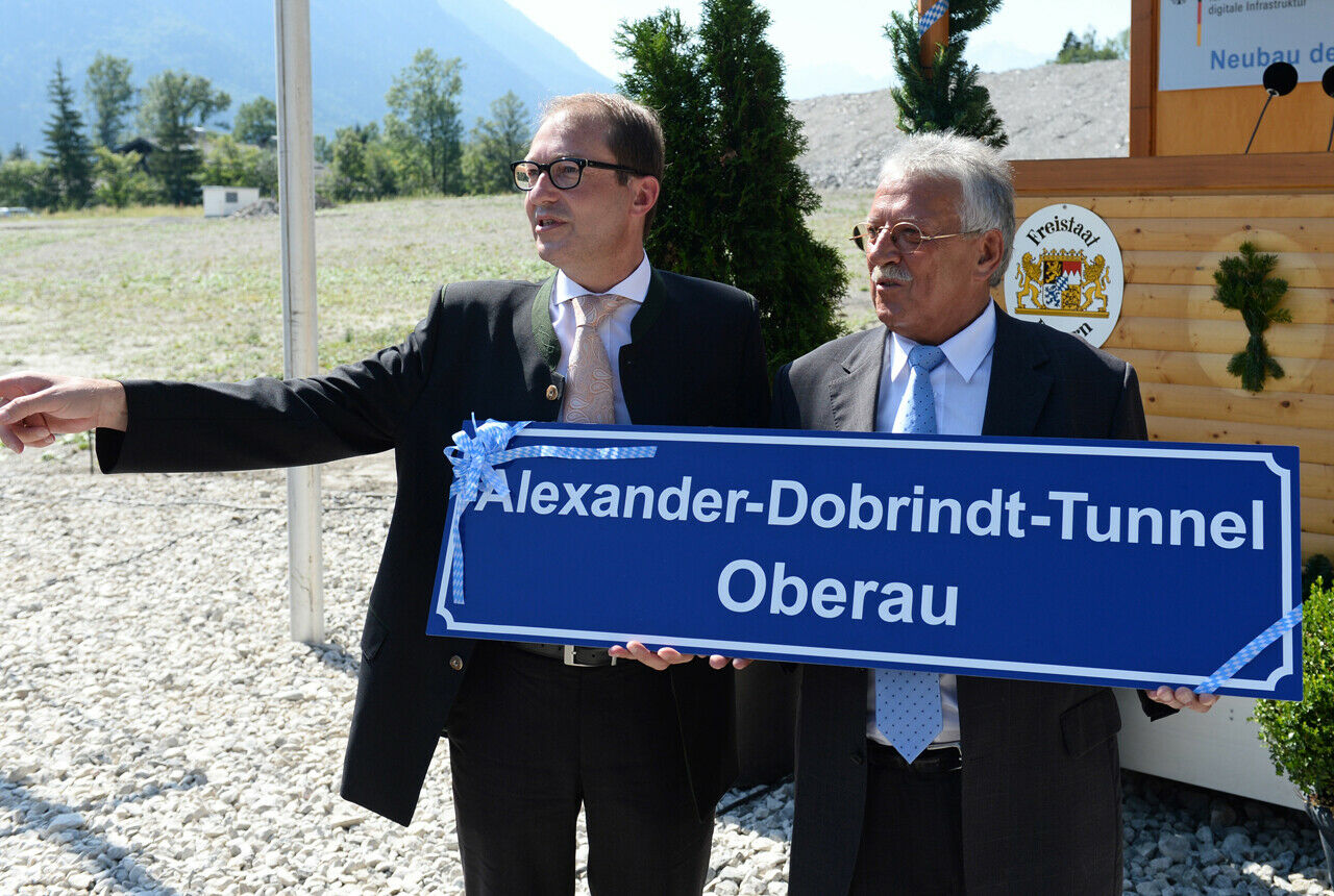 Alexander Dobrindt beim Spatenstich für die Ortsumfahrung von Oberau kurz vor Garmisch-Partenkirchen (Bayern)