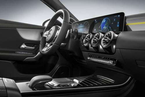 Das Widescreen-Cockpit kennen wir aus E- und S-Klasse, in der A-Klasse gibt es drei Varianten, eine mit zwei 7-Zoll-, eine mit einem 7- und einem 10,25-Zoll- und eine mit zwei 10,25-Zoll-Displays