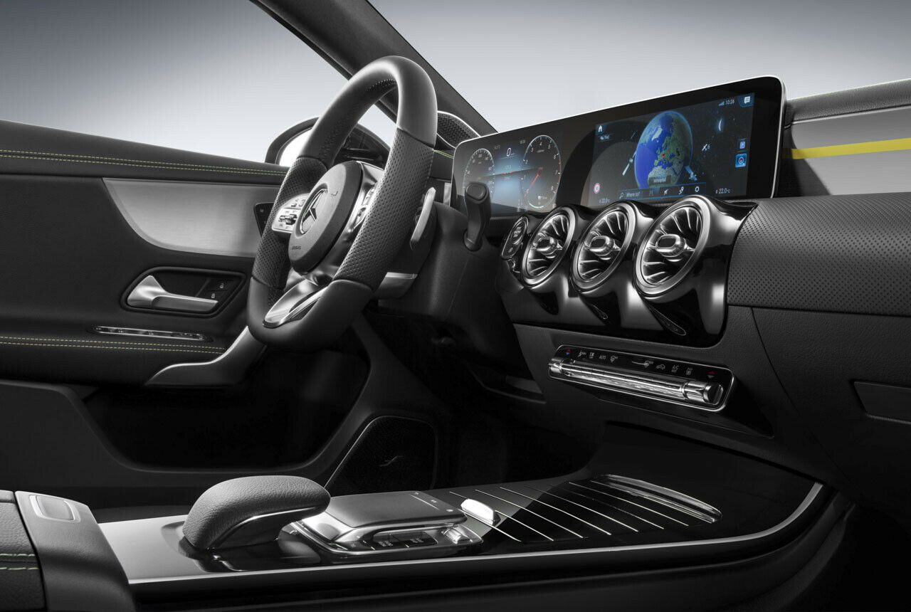 Das Widescreen-Cockpit kennen wir aus E- und S-Klasse, in der A-Klasse gibt es drei Varianten, eine mit zwei 7-Zoll-, eine mit einem 7- und einem 10,25-Zoll- und eine mit zwei 10,25-Zoll-Displays