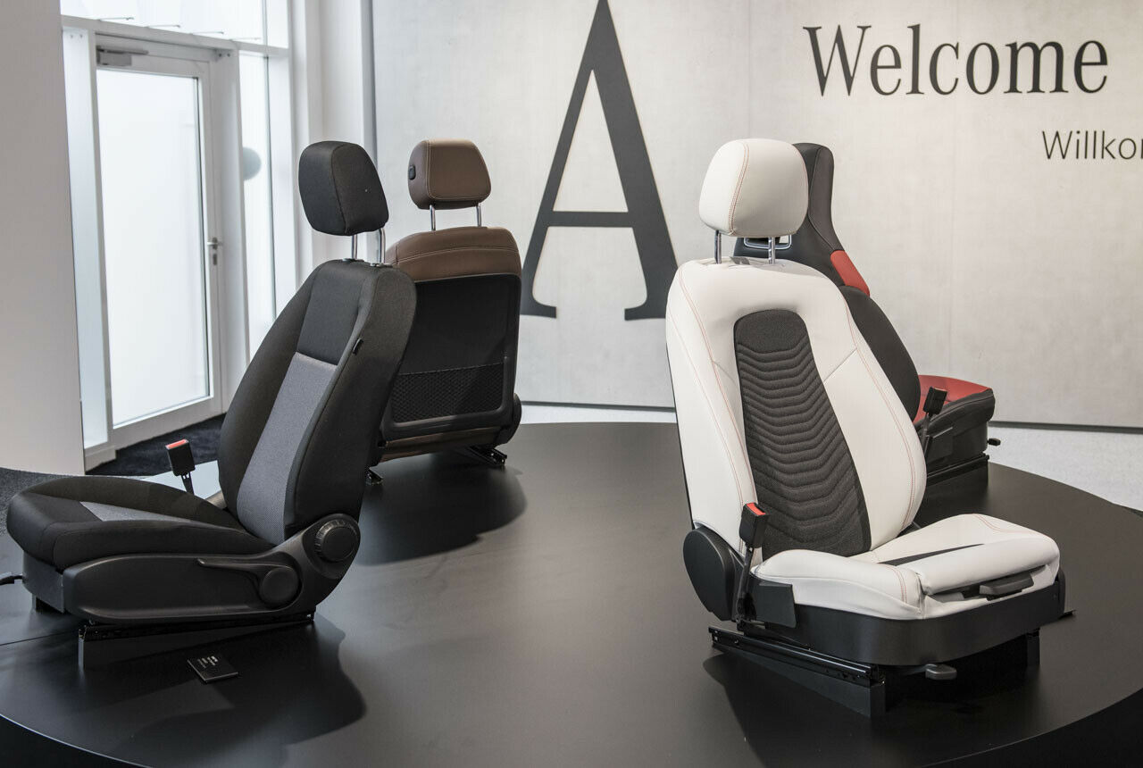 Mercedes bietet für die A-Klasse künftig Standard-, Sport- und Komfortsitze an, mit Sitzheizung, Belüftung und sogar mit Massagefunktion