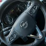 Das Lenkrad in Alcantara und gelochtem Leder...Schaltwippen und Details in Carbon