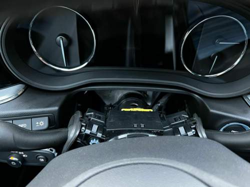 Lenksäulenabdeckung wird mit Alcantara bezogen