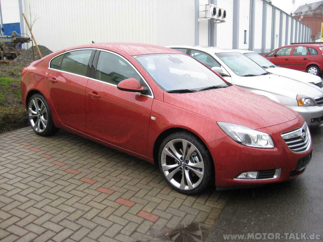 Insignia in Granatapfelrot - i need pictures, please