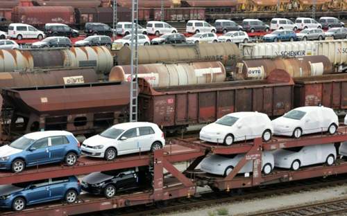 Nach einer Prognose des "Center of Automotive Management" verkaufte VW im ersten Halbjahr 2016 5,04 Millionen Autos - etwas mehr als der Weltmarktführer Toyota