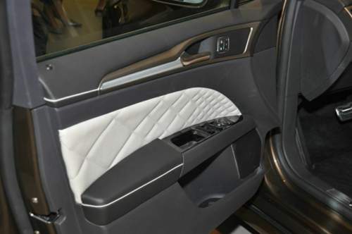 Gestepptes Leder in den Türverkleidungen: Ford Mondeo Vignale