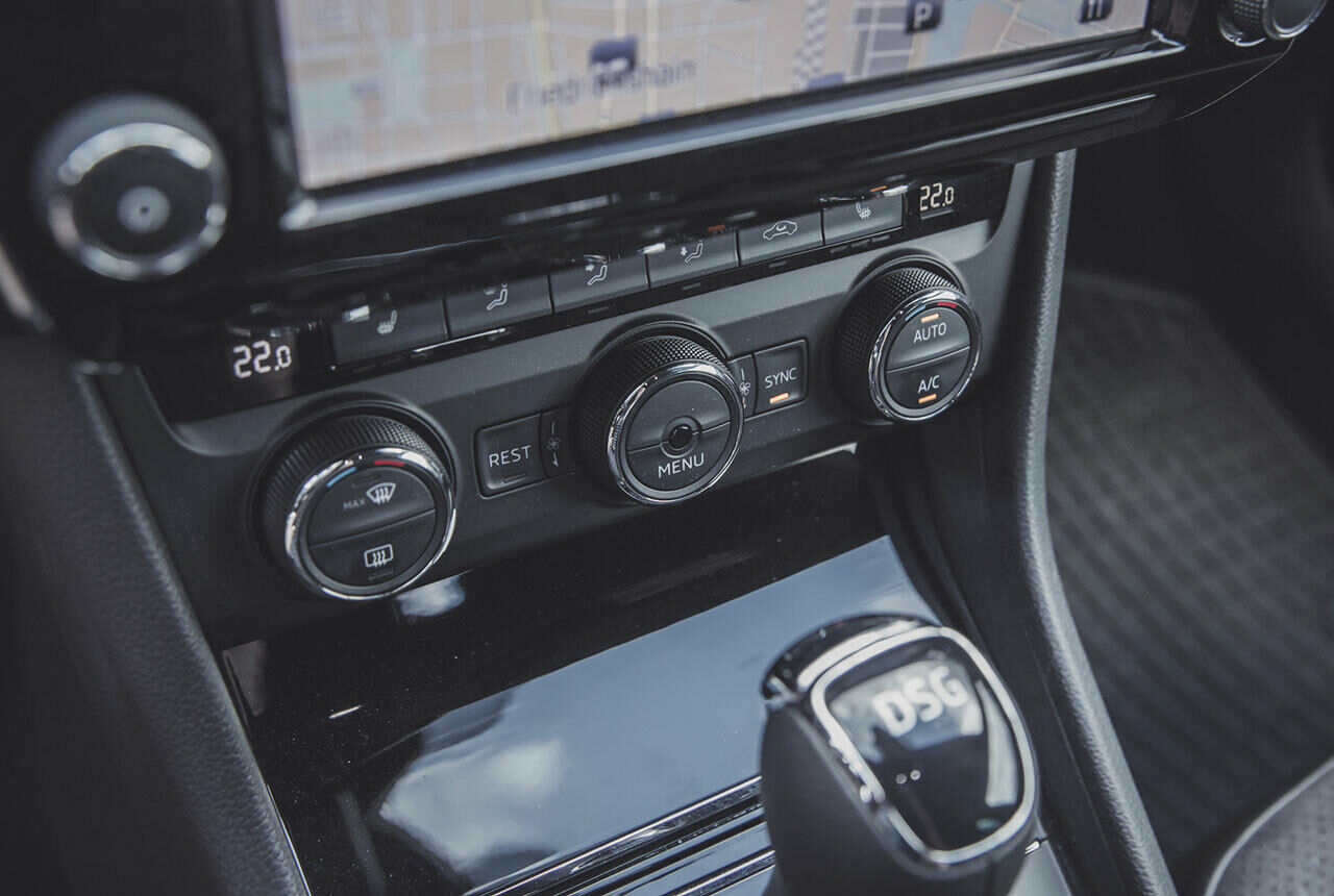 Schlicht und funktional zeigt sich die Klimaanlagen-Bedienung des Superb, 2-Zonen-Automatik gibt es bei Sportline serienmäßig