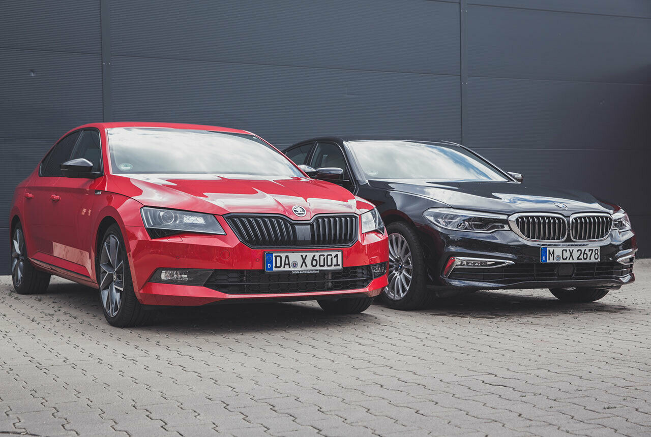 Unser Skoda Superb Dauertestwagen gibt sich in knallrot und mit Sportline-Ausstattung zumindest optisch sportlich