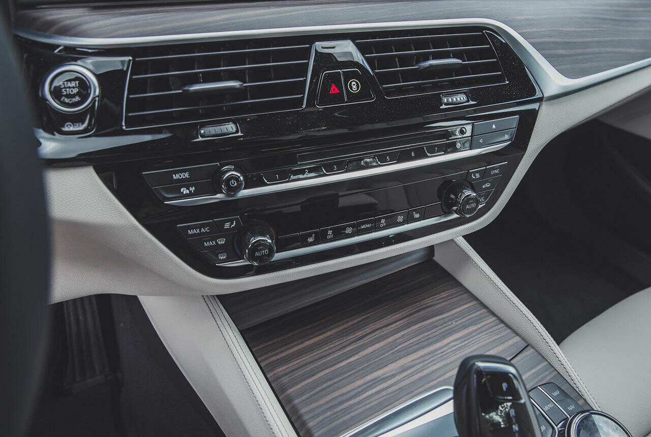 BMW bietet für den 5er eine Klimaanlage mit bis zu vier Zonen (Superb: maximal 3) an. Serienmäßig ist die 2-Zonen-Automatik
