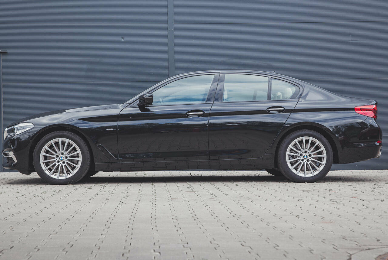 Der BMW 5er nähert sich mit 4,94 Metern der Fünfmetermarke und erfordert so zuweilen etwas mehr Geduld bei der Parkplatzsuche