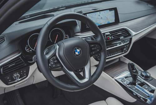 Der Kranz des Lenkrads im 5er liegt deutlich dicker in den Händen, das Leder wirkt in der Luxury-Line weniger sportlich