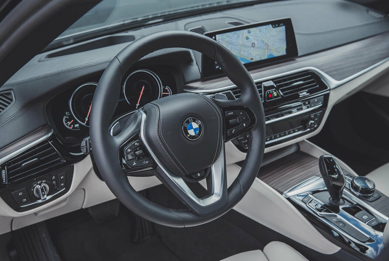 Der Kranz des Lenkrads im 5er liegt deutlich dicker in den Händen, das Leder wirkt in der Luxury-Line weniger sportlich