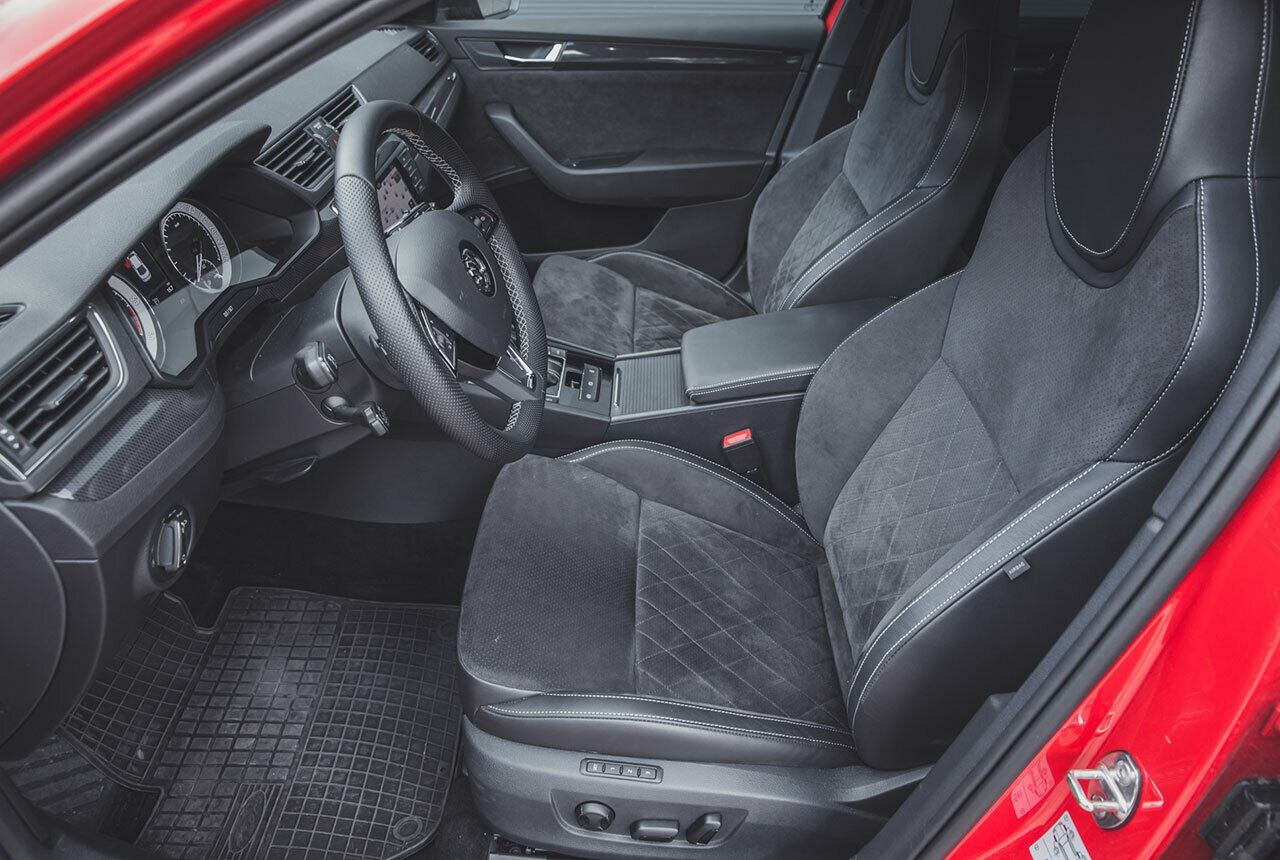Die schönen Sportsitze mit Alcantara-Bezug gibt es im Sportline-Superb serienmäßig