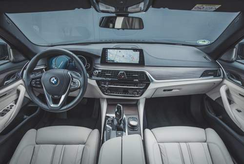 BMW 520d Innenraum: Im BMW sitzt man etwas tiefer und intimer als im Skoda, der Mitteltunnel drängt sich mehr auf