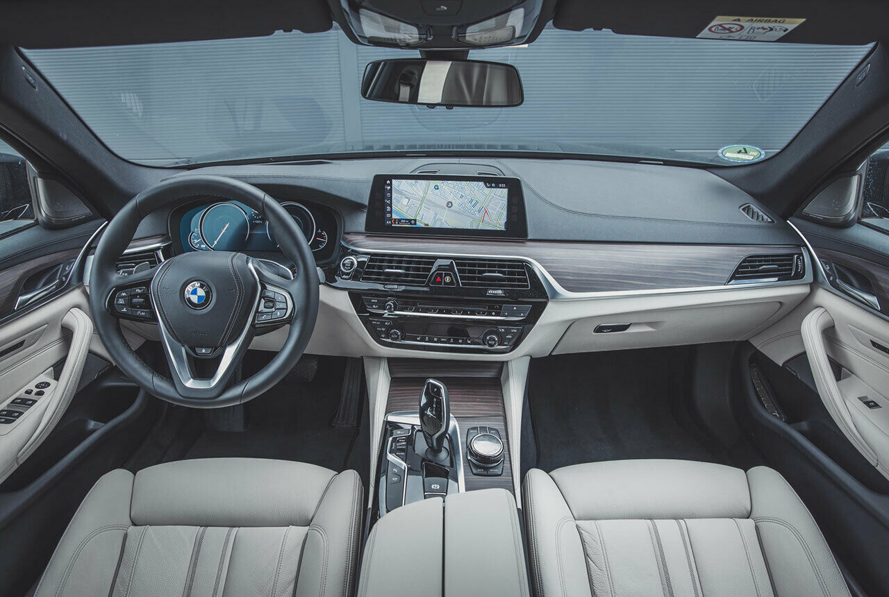 BMW 520d Innenraum: Im BMW sitzt man etwas tiefer und intimer als im Skoda, der Mitteltunnel drängt sich mehr auf