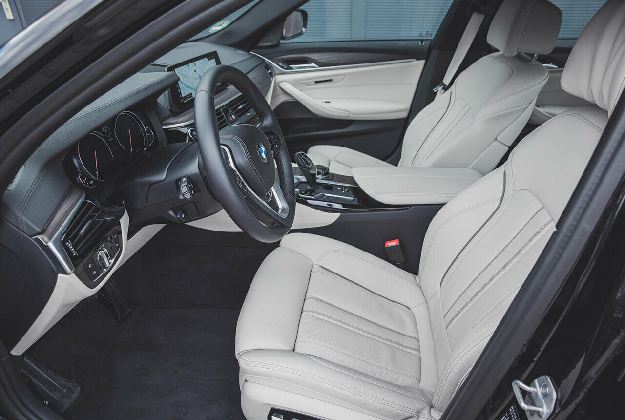 Die Komfortsitze vorne im 520d kosten 2.290 Euro Aufpreis, die Luxury Line bringt aber schon Leder-Bezüge mit