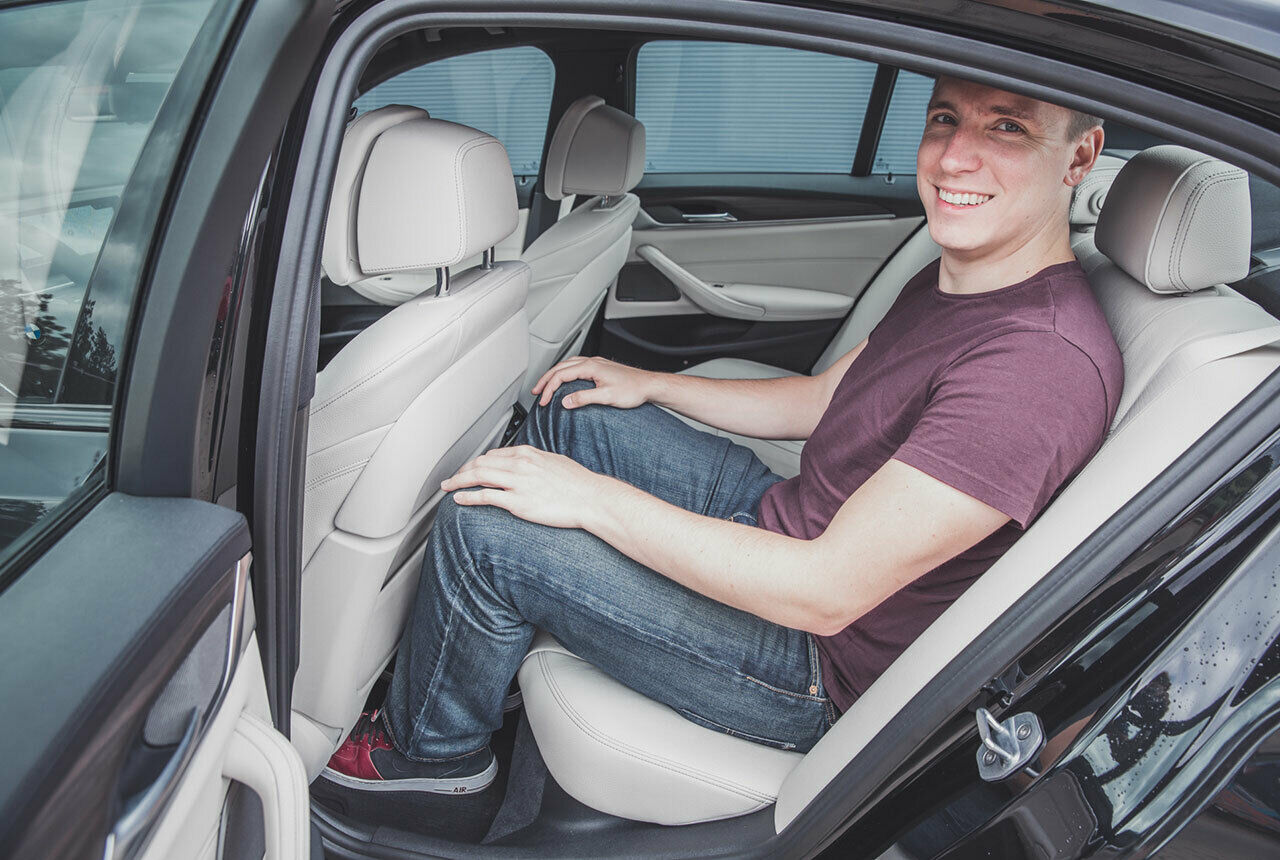 Das Lächeln täuscht: MT-Redakteur Constantin sitzt im 5er-BMW deutlich beengter als im Skoda