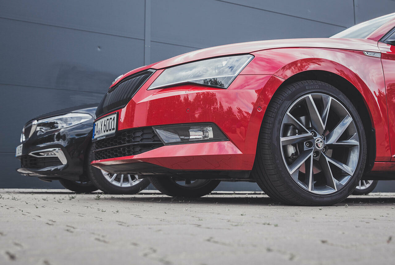 Die Felgen in 19 Zoll des Superb tragen Reifen der Dimension 235/40