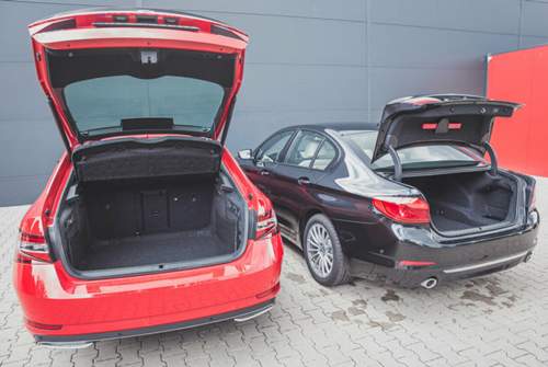 Eindeutig die größere Klappe: Die Superb-Limousine ist eigentlich keine, sondern ein Fließheck. Beim Beladen kann das unschätzbare Vorteile bieten