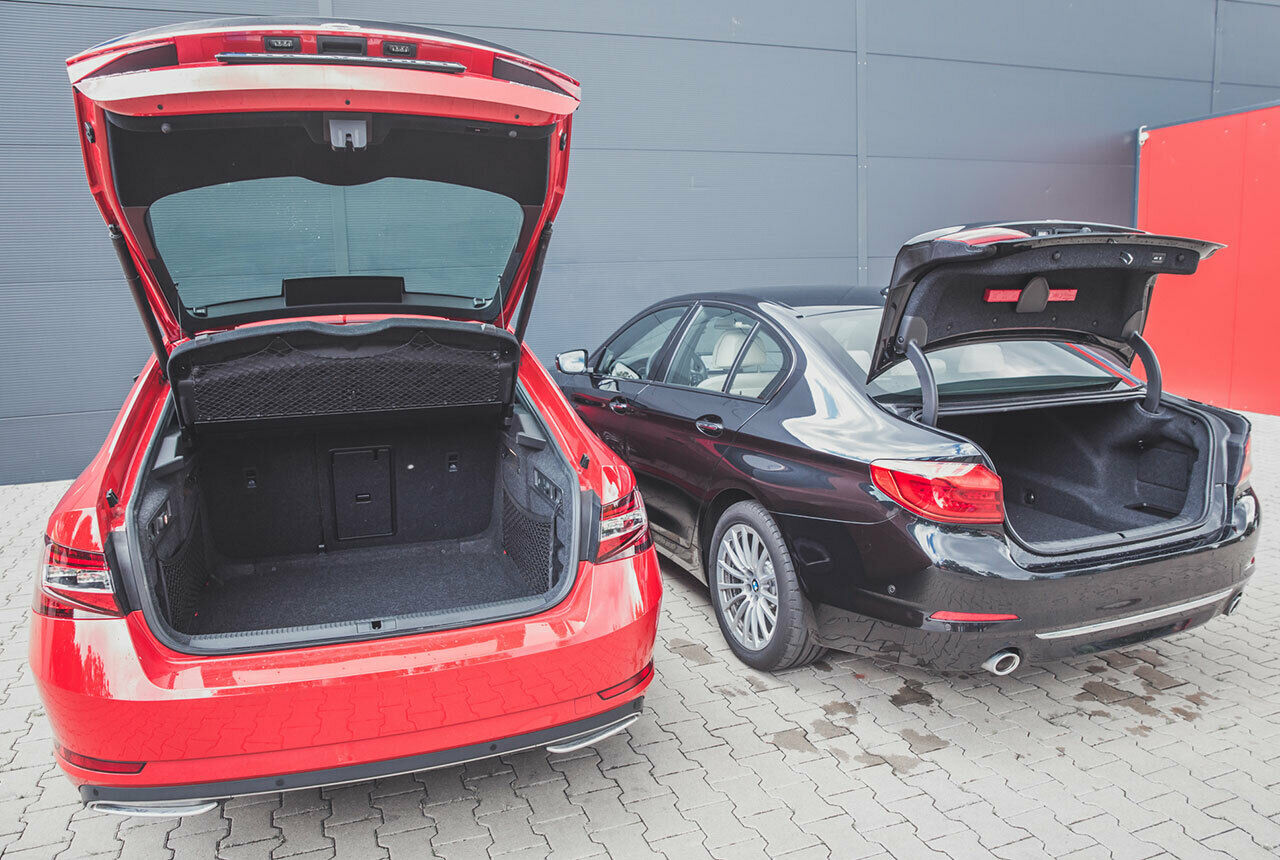 Eindeutig die größere Klappe: Die Superb-Limousine ist eigentlich keine, sondern ein Fließheck. Beim Beladen kann das unschätzbare Vorteile bieten