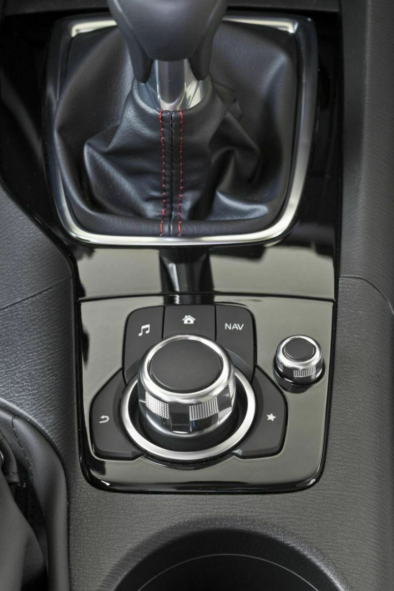 Schaltkulisse: Das Infotainmentsystem im Mazda3 verfügt sowohl über Controller- als auch über Touchscreen-Funktionalität