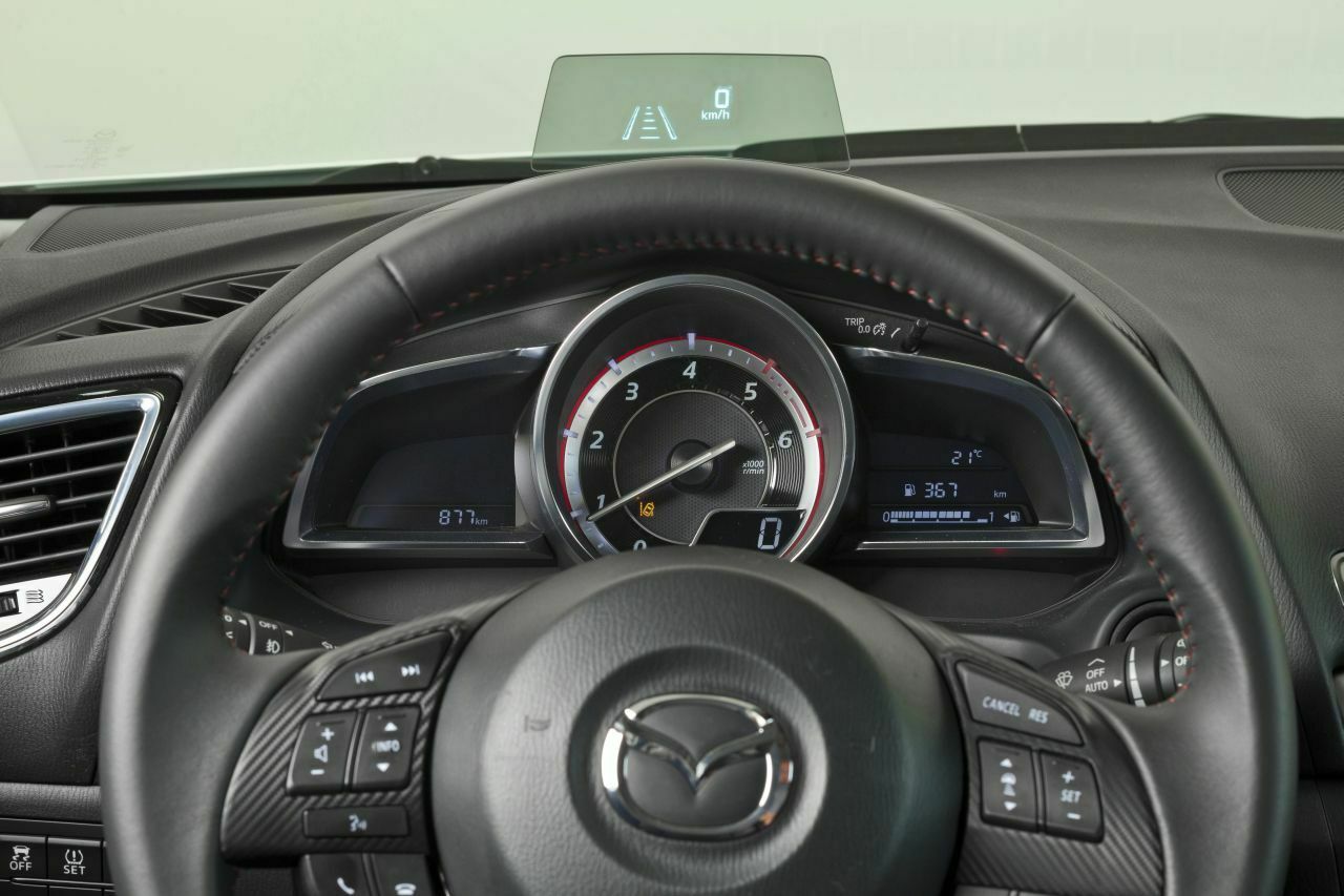 Head-up-Display: Ist es vorhanden, prangt in der Mitte der Armaturentafel ein großer Drehzahlmesser. Die Geschwindigkeit kann zusätzlich auf einem kleinen DIsplay daneben abgelesen werden
