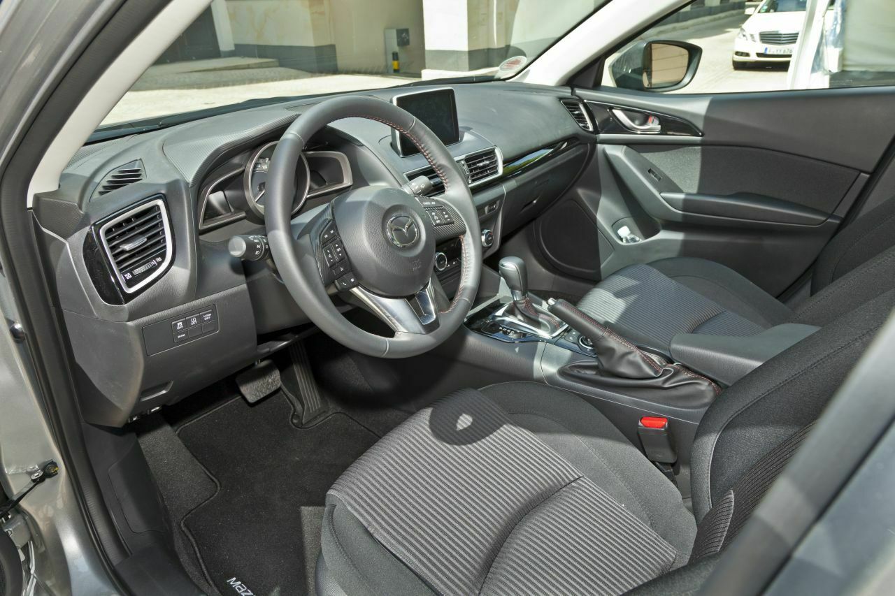 Mazda3 Cockpit: Die vielen dunklen Flächen sind gummiert. Die Spalte sollen zum Serienstart noch etwas schrumpfen