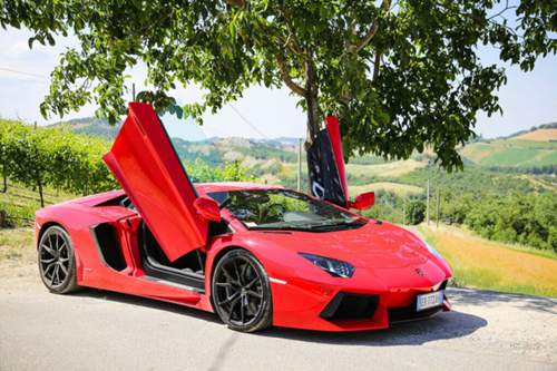 Typisch: Beim Aventador öffnen die Türen wie Scheren