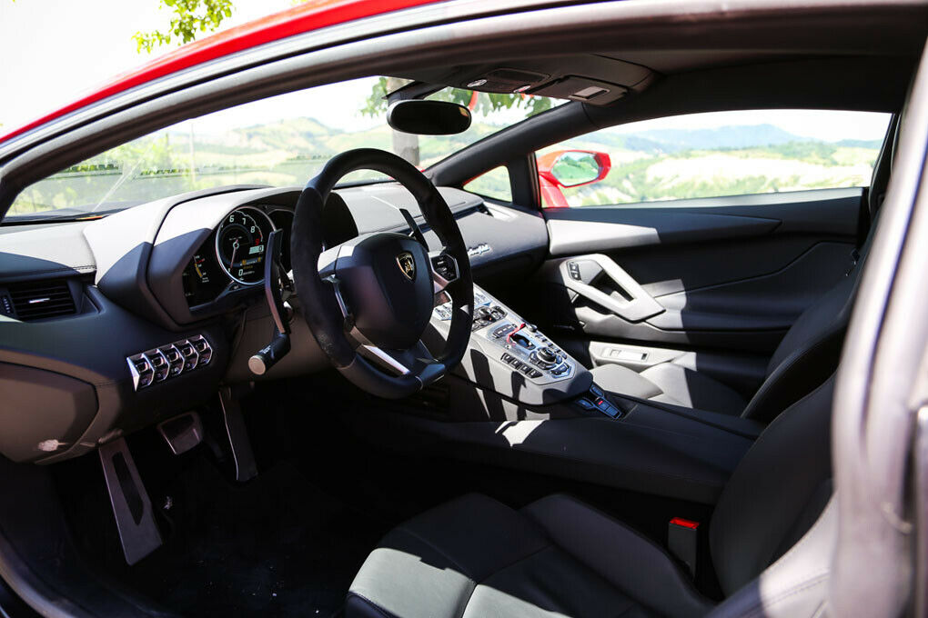 Puristisch, dunkel. Das Cockpit des Aventador lenkt nicht von der Straße ab