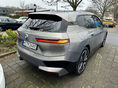 BMW iX 50 hinten