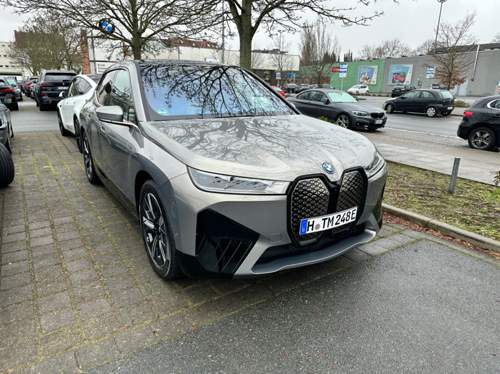 BMW iX 50 vorn