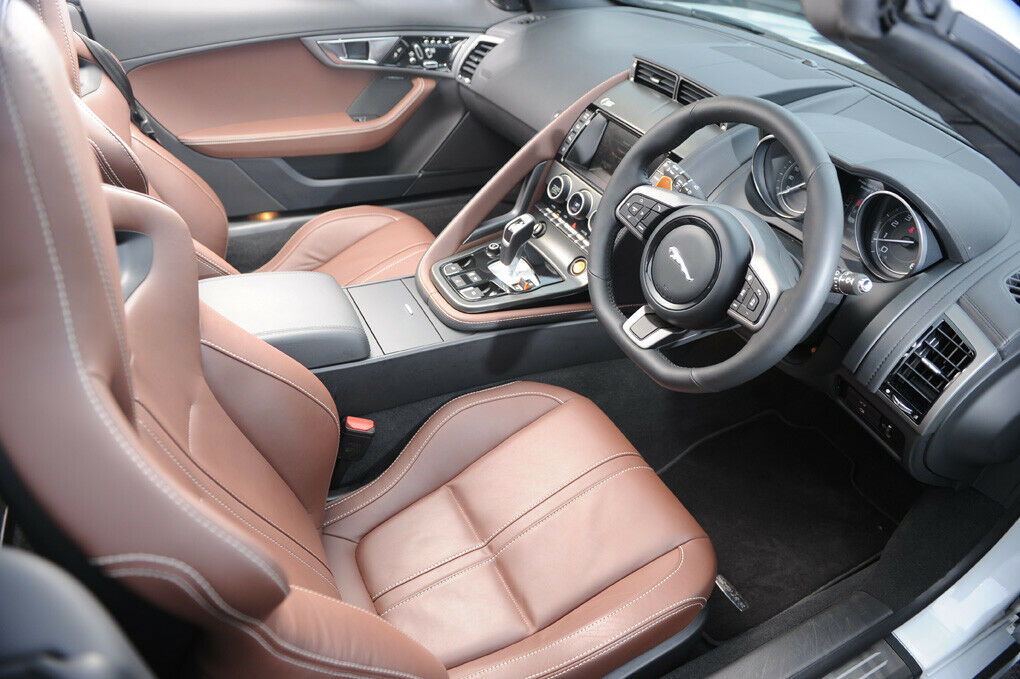 Luxus im Roadster: Feines Leder und sportliche Enge im Jaguar F-Type.