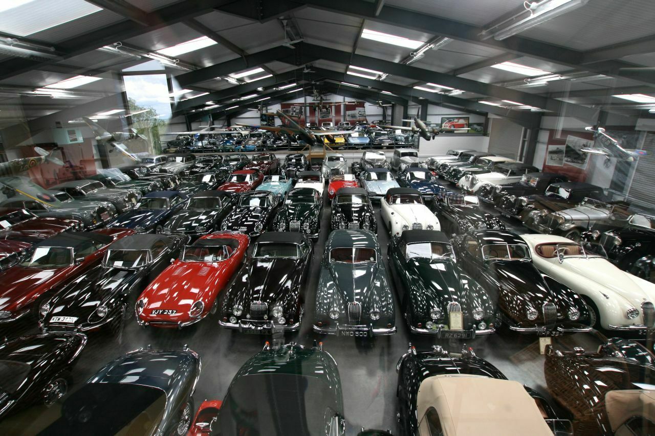 Die James Hull Collection (hier ein kleiner Ausschnitt) gehört ab sofort Jaguar Land Rover