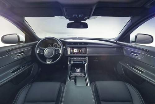 Das Cockpit des Jaguar XF samt 10,2-Zoll-Display in der Mittelkonsole