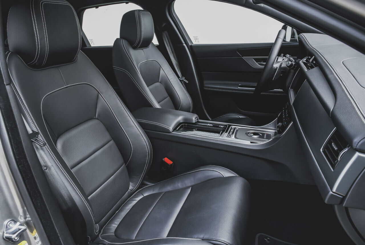 Jaguar XF Sportbrake: Vorn sitzt es sich gut, die Anmutung leidet etwas unter dem hohen Knopf-Anfall