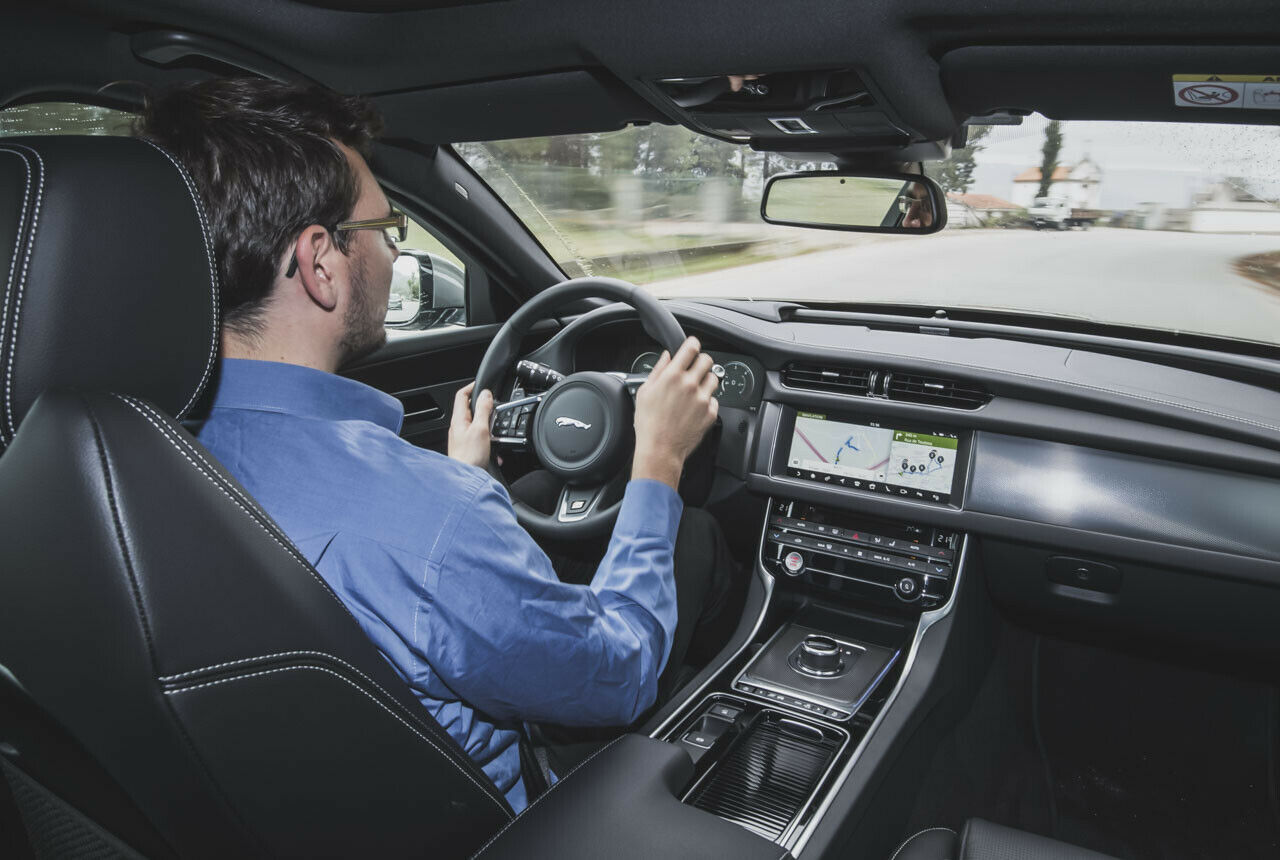 MOTOR-TALK-Redakteur Sven Förster am STeuer des Jaguar XF Sportbrake