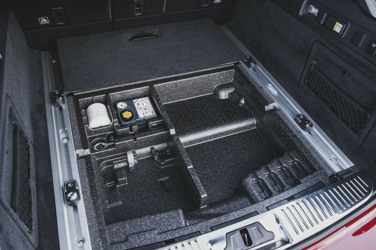 Jaguar XF Sportbrake: Das Staufach unter dem Kofferraum fasst nicht wirklich mehr als Kleinkram. Auch das Cockpit könnte mehr Ablagen vertragen