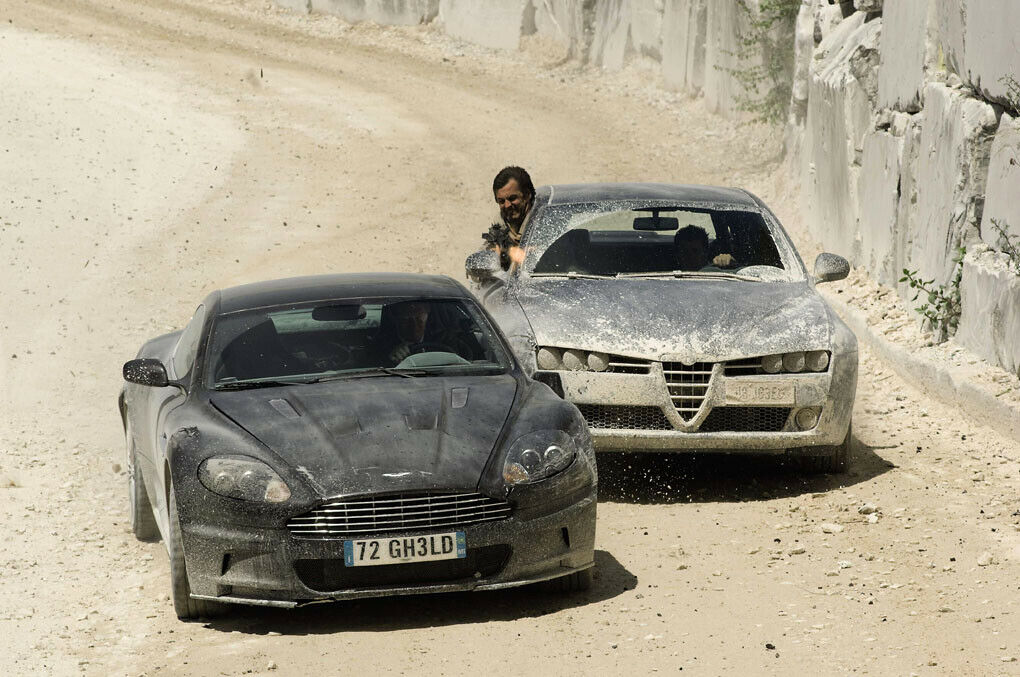 In "Ein Quantum Trost" wird der neue DBS von einem Alfa 159 verfolgt. Foto: DAPD