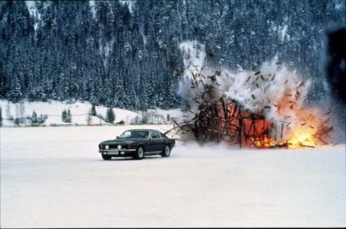Der Aston, nachdem Q ihn "winterfest" gemacht hat.  ©1962-2012 Danjaq LLC and United Artists Corporation. All rights reserved.