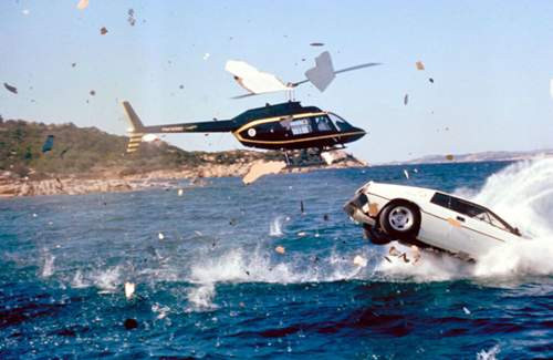 Wohl das berühmteste Bond-Car nach dem DB5 - Der Lotus Esprit S1 taucht ab. ©1962-2012 Danjaq LLC and United Artists Corporation. All rights reserved.